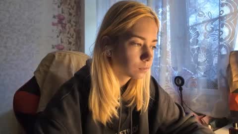 dinorahmroczkowski online show from 10/17/25, 07:11