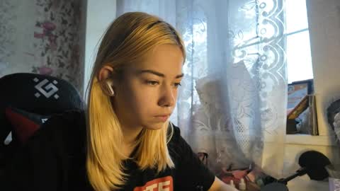 dinorahmroczkowski online show from 10/24/25, 07:27