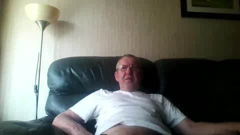 Snapshot of discovery63 chatting on 05/19/26, 12:22 discovery63 online show from 05/19/26, 12:22