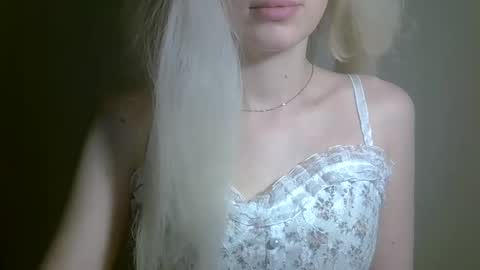 Snapshot of ditamilton chatting on 10/25/25, 01:29 DitaMilton online show from 10/25/25, 01:29