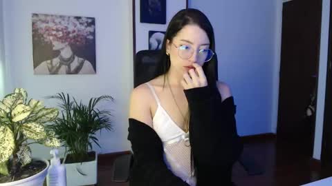 Snapshot of divineisis chatting on 11/04/25, 10:47 Hera online show from 11/04/25, 10:47