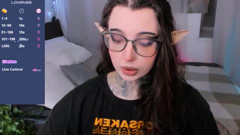 dixipixi_ online show from 09/18/25, 07:43