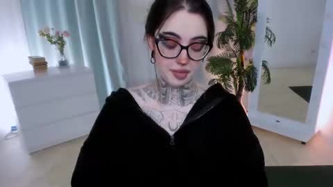 dixipixi_ online show from 06/18/26, 05:41