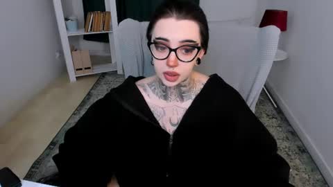 dixipixi_ online show from 06/25/26, 07:13