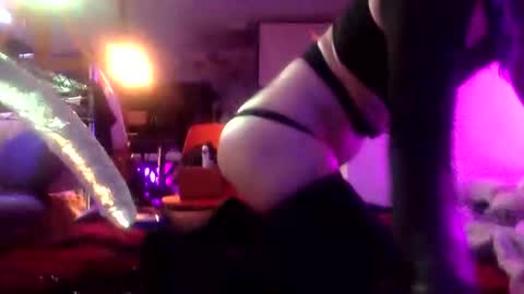 Snapshot of dizzy_dreamer chatting on 12/16/25, 07:13 Izzy Knyx online show from 12/16/25, 07:13