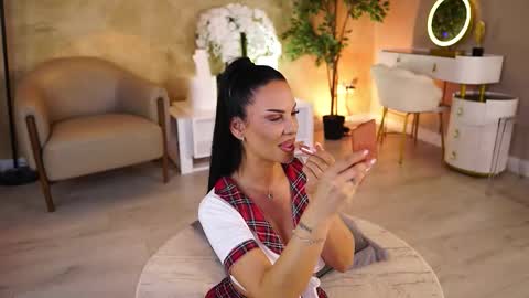 Monica online show from 09/25/25, 09:46