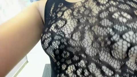 Snapshot of doll_skinny18 chatting on 05/25/26, 01:06 Samy online show from 05/25/26, 01:06