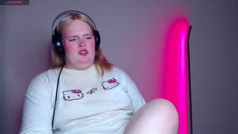 Snapshot of dolled_up_cvnt chatting on 10/31/25, 05:36 Miss Rose online show from 10/31/25, 05:36