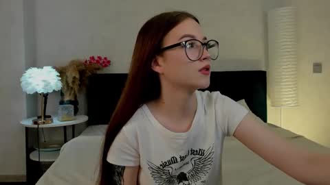 Snapshot of dolly_gleam chatting on 09/24/25, 02:26 Dolly online show from 09/24/25, 02:26