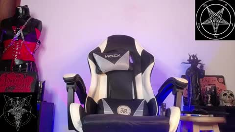 Snapshot of domina_lilith chatting on 11/26/25, 06:36 Lilith online show from 11/26/25, 06:36