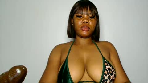 Snapshot of domina_veloura27 chatting on 06/11/26, 07:06 laura online show from 06/11/26, 07:06