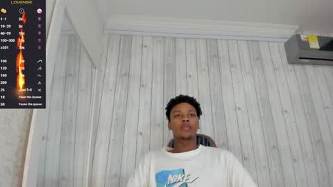 Snapshot of dominicsccott chatting on 03/10/25, 12:26 Dominicscott online show from 03/10/25, 12:26