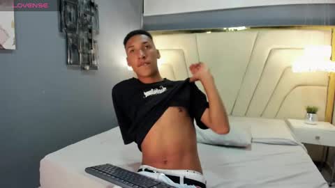 Domminick18 online show from 10/01/25, 08:48