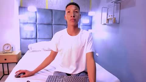 Domminick18 online show from 11/01/25, 07:38