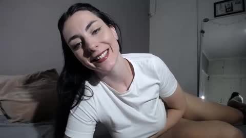 Snapshot of dontcallmeangel_ chatting on 02/02/25, 11:00 Iara online show from 02/02/25, 11:00