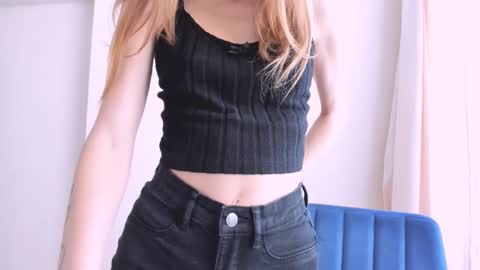 Snapshot of donteatcats_ chatting on 11/04/25, 07:18 Sam online show from 11/04/25, 07:18