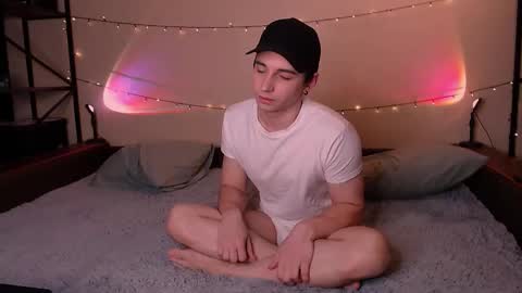 Snapshot of dontknowloool chatting on 10/23/25, 08:18 EliotKenny online show from 10/23/25, 08:18