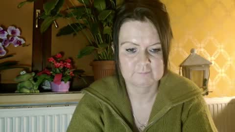 Snapshot of doreenhot chatting on 01/05/25, 04:06 DoreenHot online show from 01/05/25, 04:06