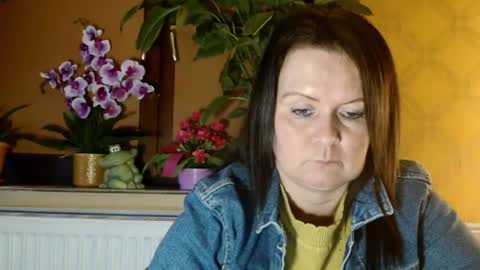Snapshot of doreenhot chatting on 02/04/25, 06:49 DoreenHot online show from 02/04/25, 06:49