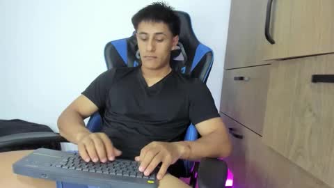 Snapshot of dorman_boy chatting on 11/25/25, 02:44 dorman_boy online show from 11/25/25, 02:44