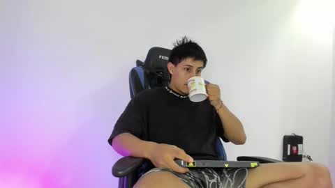 Snapshot of dorman_boy chatting on 12/17/25, 04:29 dorman_boy online show from 12/17/25, 04:29