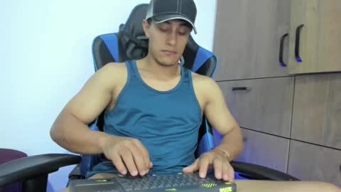 Snapshot of dorman_boy chatting on 12/23/25, 03:48 dorman_boy online show from 12/23/25, 03:48