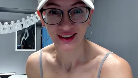 Snapshot of dorothy_meyer chatting on 10/29/25, 02:36 Dorothy Next stream on Monday at 3am-9am online show from 10/29/25, 02:36