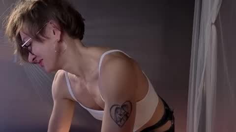 Snapshot of dorothy_meyer chatting on 11/14/25, 02:32 Dorothy Next stream on Monday at 3am-9am online show from 11/14/25, 02:32