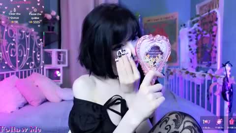 Snapshot of draculaura_ chatting on 02/23/25, 12:19 Draculaura online show from 02/23/25, 12:19