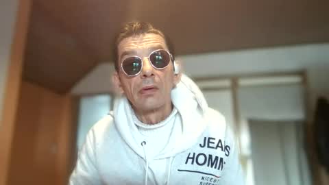 Snapshot of dreambob chatting on 11/27/25, 12:07 Dreambob online show from 11/27/25, 12:07