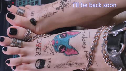 Snapshot of drug_feet chatting on 12/25/24, 03:49 Mistress Lola Slavic witch online show from 12/25/24, 03:49