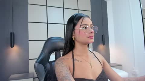 Snapshot of dulce_glow_ chatting on 06/01/26, 07:37 D U L C E online show from 06/01/26, 07:37