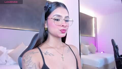Snapshot of dulce_glow_ chatting on 06/10/26, 07:46 D U L C E online show from 06/10/26, 07:46