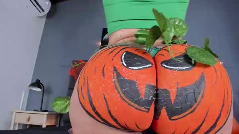 DULCE AURORA online show from 10/31/25, 02:45