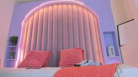 DULCE AURORA online show from 11/26/25, 12:00