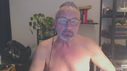 Snapshot of dutchpear chatting on 01/16/25, 05:55 DutchPear online show from 01/16/25, 05:55