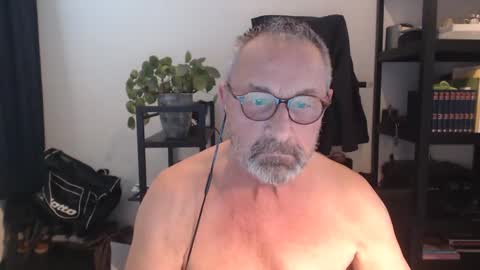 Snapshot of dutchpear chatting on 01/26/25, 02:08 DutchPear online show from 01/26/25, 02:08