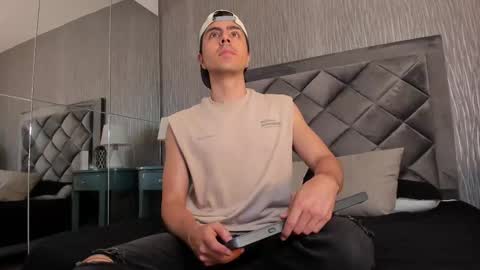 Snapshot of dylan_cross_ chatting on 09/24/25, 11:24 Dylan online show from 09/24/25, 11:24