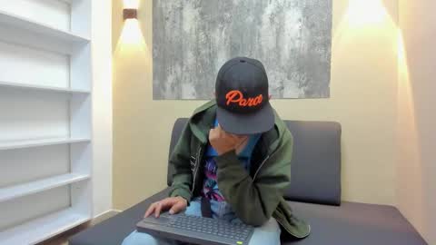 Snapshot of dylan_scott21 chatting on 10/16/25, 07:48 DYLAN online show from 10/16/25, 07:48