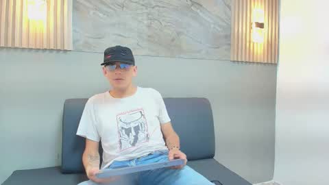 Snapshot of dylan_scott21 chatting on 10/20/25, 07:47 DYLAN online show from 10/20/25, 07:47