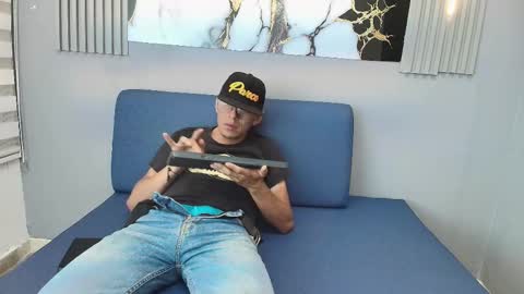 Snapshot of dylan_scott21 chatting on 10/21/25, 07:36 DYLAN online show from 10/21/25, 07:36