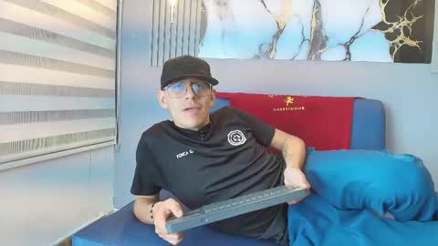 Snapshot of dylan_scott21 chatting on 10/24/25, 08:05 DYLAN online show from 10/24/25, 08:05