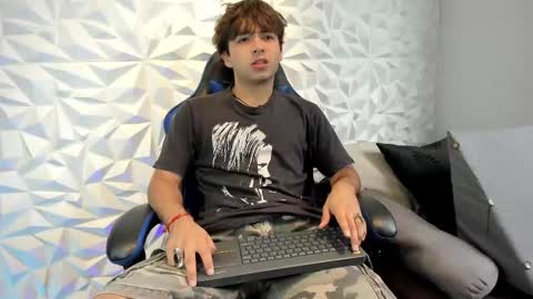 Snapshot of dylan_walton chatting on 10/04/25, 01:42 Dylan online show from 10/04/25, 01:42