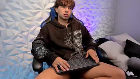 Snapshot of dylan_walton chatting on 10/15/25, 01:44 Dylan online show from 10/15/25, 01:44