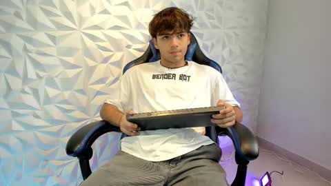 Snapshot of dylan_walton chatting on 12/05/25, 04:58 Dylan online show from 12/05/25, 04:58