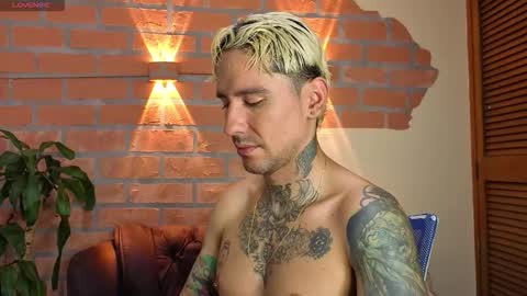 Snapshot of dylanstonne1 chatting on 10/18/25, 09:26 D Y L A N online show from 10/18/25, 09:26