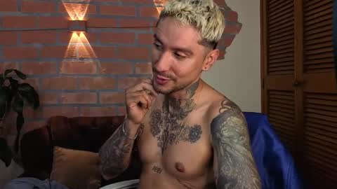 Snapshot of dylanstonne1 chatting on 10/22/25, 09:47 D Y L A N online show from 10/22/25, 09:47