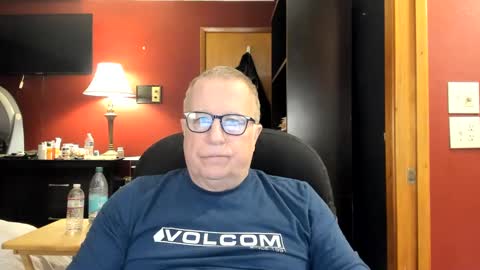 Snapshot of e_rectiom chatting on 01/01/25, 02:31 Mr Wonderful online show from 01/01/25, 02:31