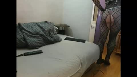 Snapshot of eblata chatting on 11/05/25, 03:01 shy yoong cross online show from 11/05/25, 03:01