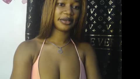 Snapshot of ebony373684 chatting on 10/21/25, 06:03 queen online show from 10/21/25, 06:03